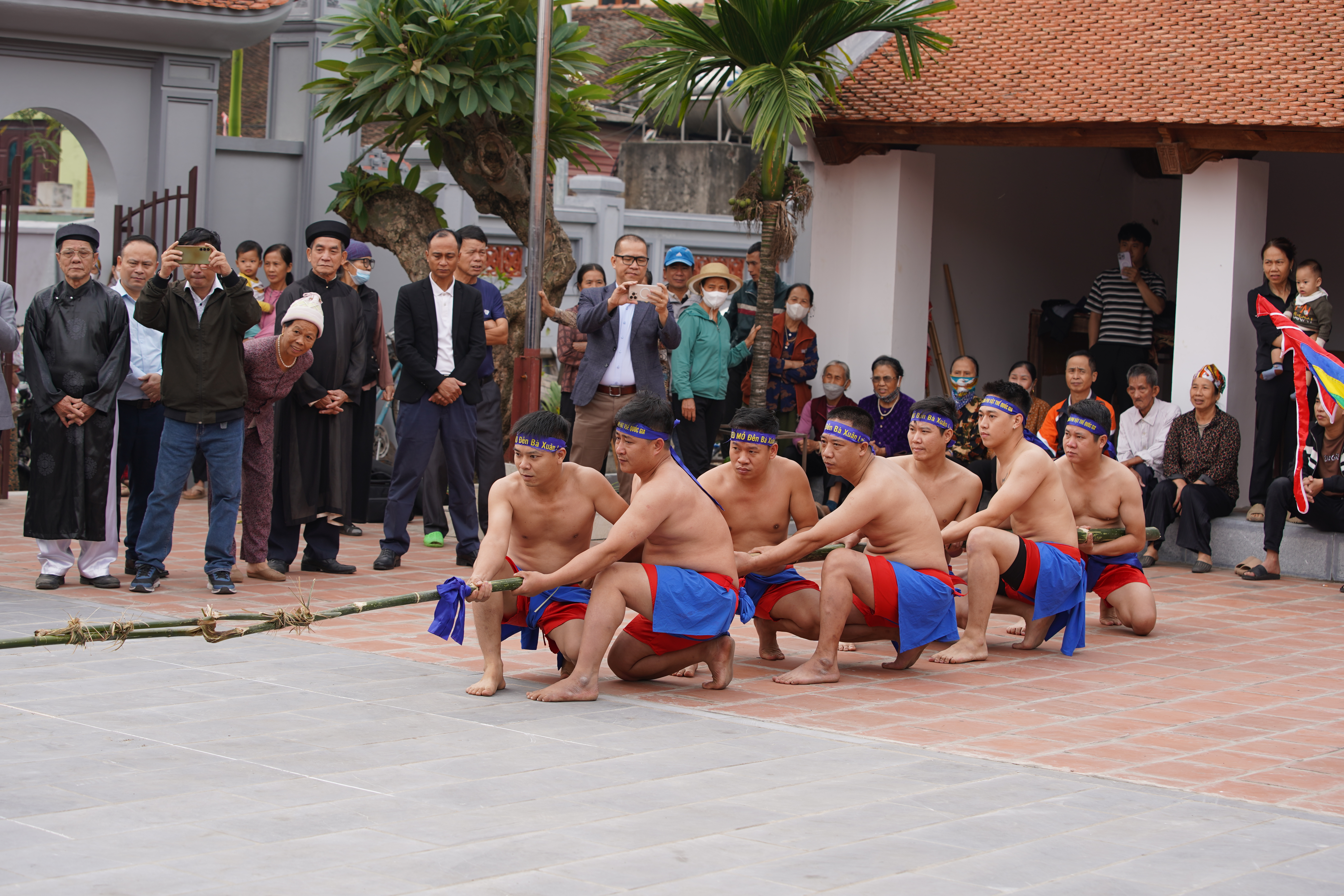 Không khí lễ hội tại Đền Bà